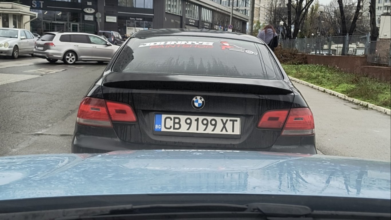 Табелите с втори букви ХТ, бяха последните възможни от азбуката, но от Пътна полиция включиха и гласните.