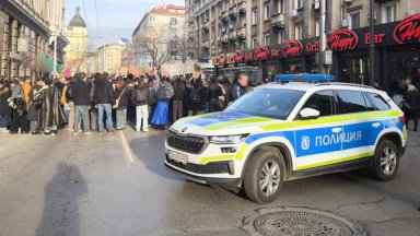 Студенти от СУ и НАТФИЗ се вливат в протеста, ул. "Раковски" е блокирана (снимки)