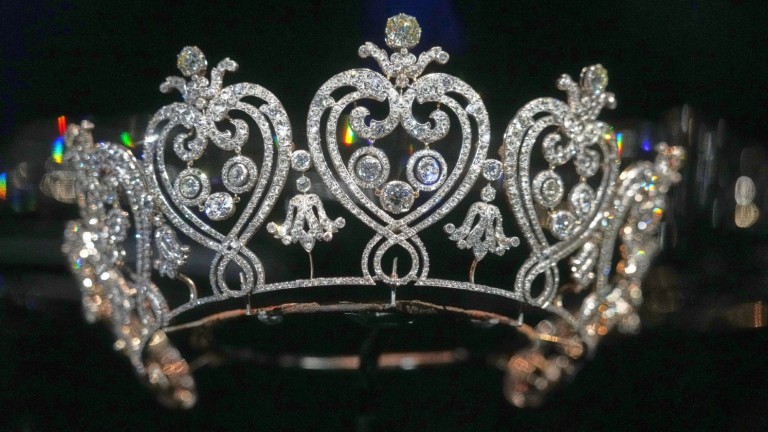 Изложба на кралски скъпоценности се открива в Париж седмици след обира в Лувъра