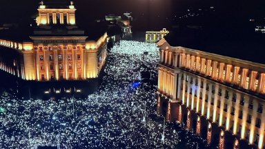 Викове "Оставка", но и молитва за България: Хиляди изпълниха центъра на София (снимки/видео)