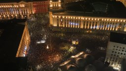 Викове "Оставка", рок, народни песни и молитва: Хиляди изпълниха центъра на София (снимки/видео)