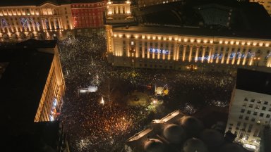 Викове "Оставка", рок, народни песни и молитва: Хиляди изпълниха центъра на София (снимки/видео)