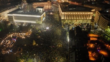 Викове "Оставка", рок, народни песни и молитва: Хиляди изпълниха центъра на София (снимки/видео)