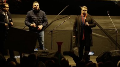 Асен Василев и Ивайло Мирчев закриха протеста с "Когато падне Пеевски" и химна