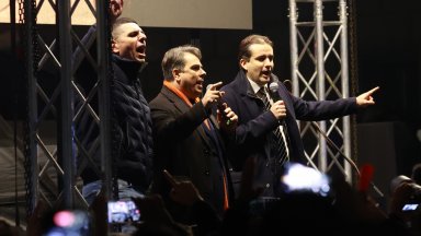 Василев, Мирчев и Божанов закриха протеста с тригласно изпълнение на химна (снимки)