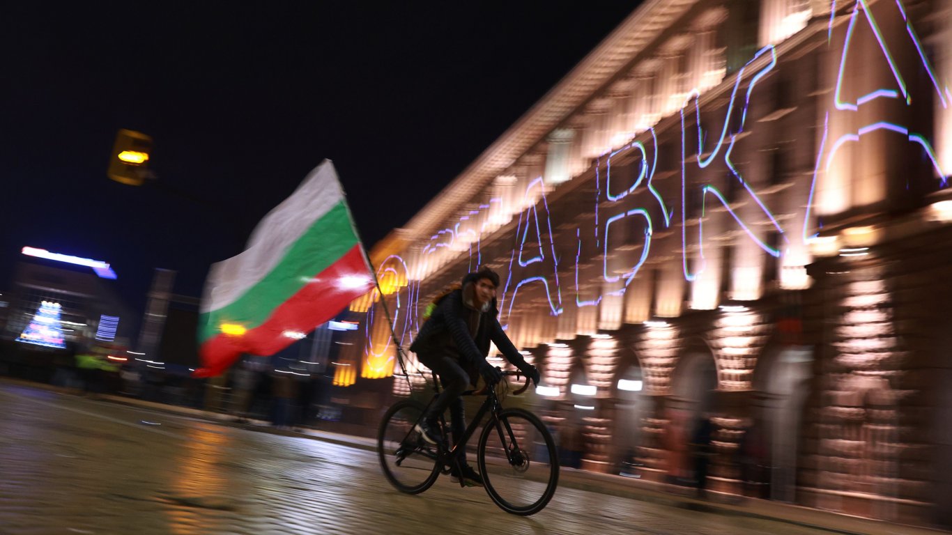 Бурната политическа 2025 година: Управление на ръба, протести и пътят към еврозоната 