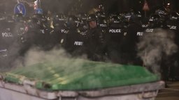 Маскирани хвърляха бомбички и запалиха кофи в опит да стигнат до сградата на ДПС-НН (снимки)