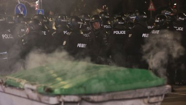 Маскирани хвърляха бомбички и запалиха кофи в опит да стигнат до сградата на ДПС-НН (снимки)