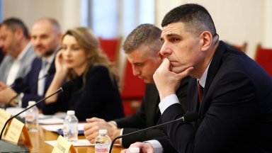 Скандали и искания за оставки на свикано за бюджета заседание на енергийната комисия 