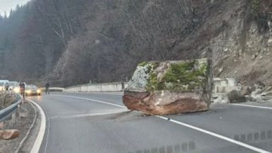 Голяма скала падна и затвори пътя между Банско и Гоце Делчев