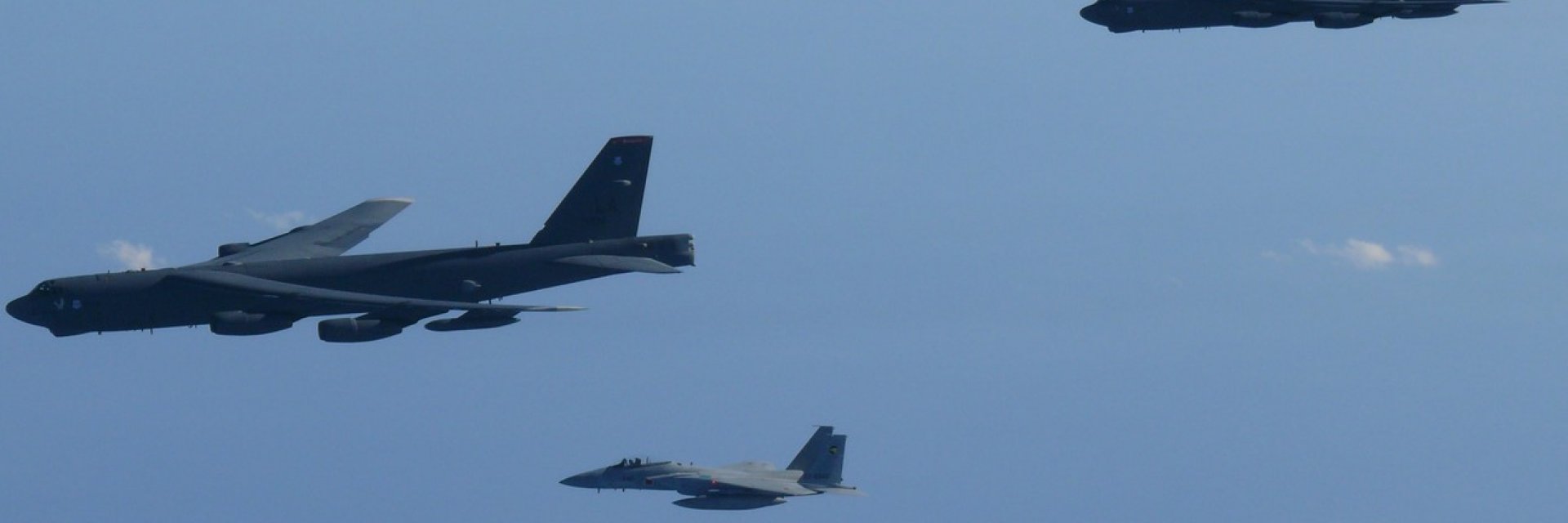 САЩ и Япония отвърнаха на китайско-руските учения със стратегически полет (видео)