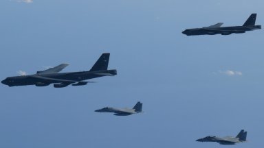 САЩ и Япония отвърнаха на китайско-руските учения със стратегически полет (видео)