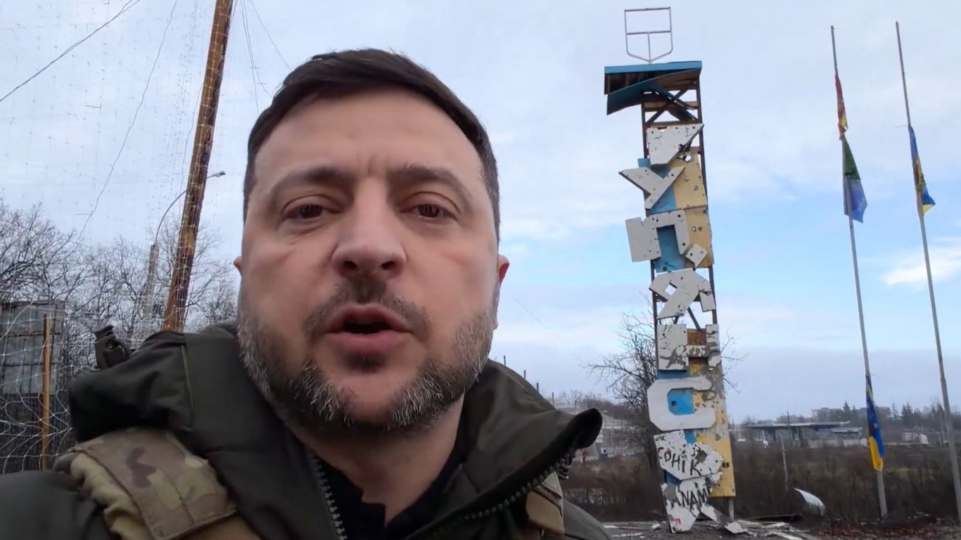 Зеленски се снима в превзетия според Путин Купянск
