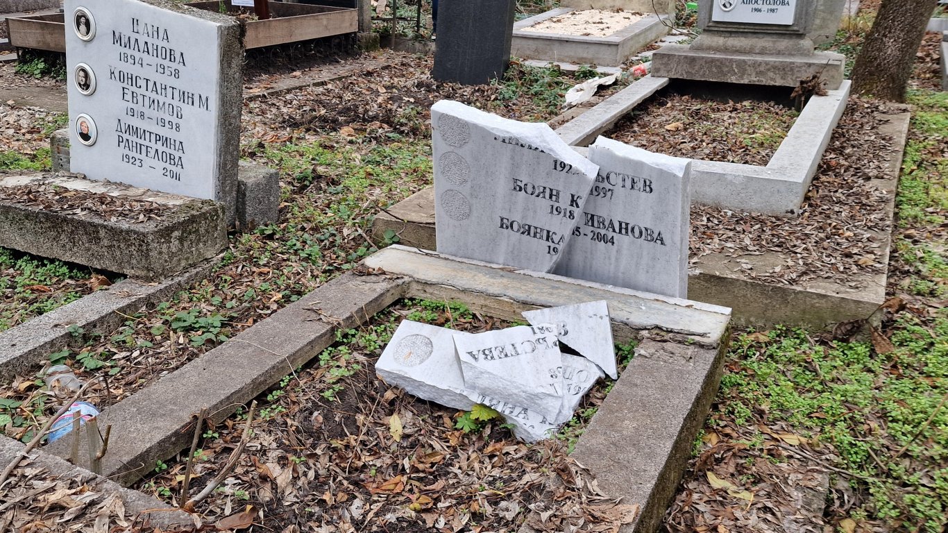 Оставиха в ареста мъжа, изпочупил над 200 плочи на Централните софийски гробища