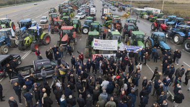 Гръцките фермери блокираха "Кулата" и пристанището в Солун, носят ковчези