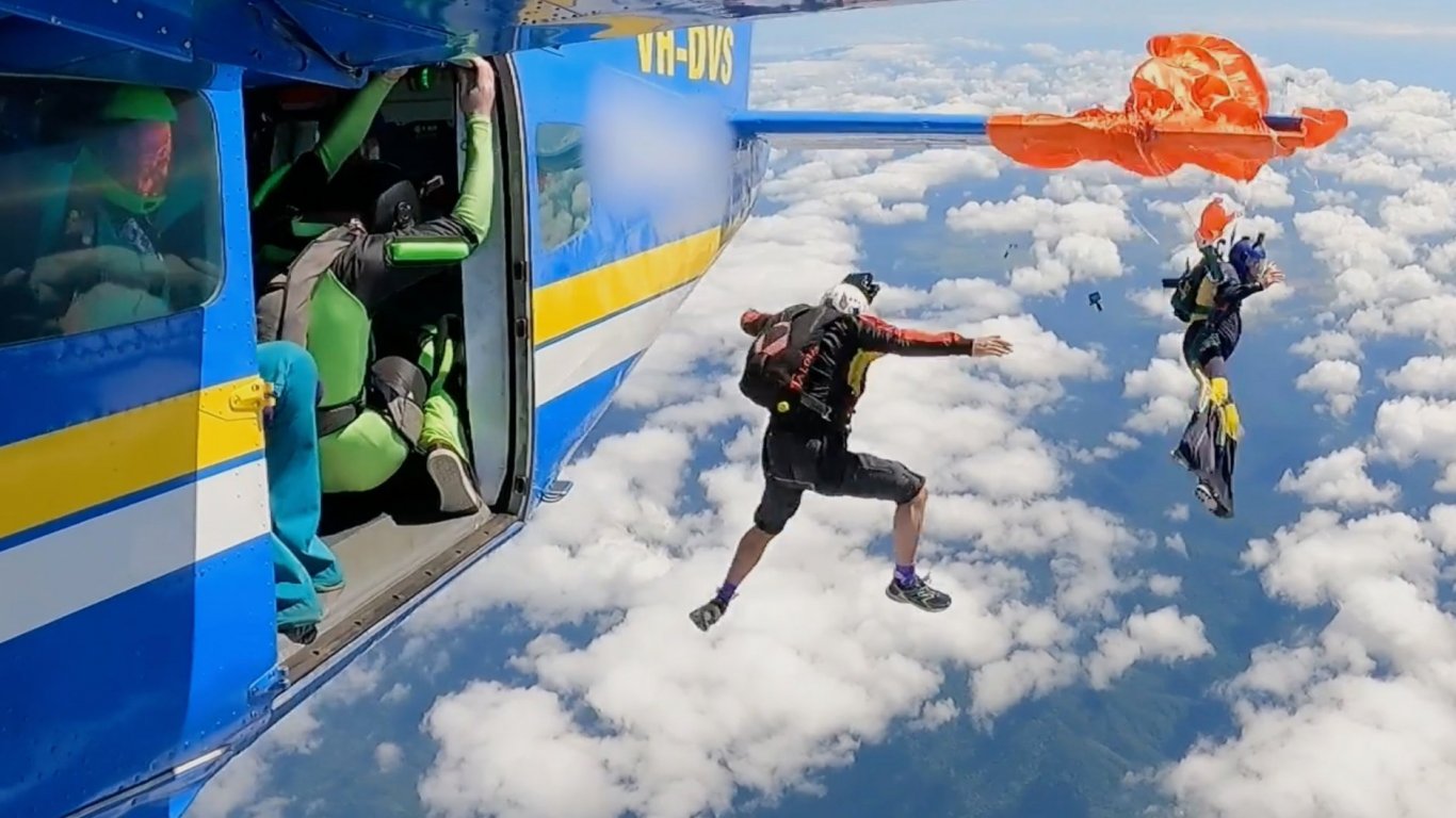 Австралиец оцеля по чудо: Парашутът му се оплете в опашката на самолет на 4500 метра