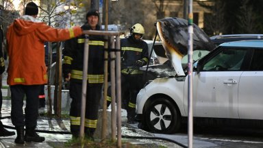 Електрическа кола пламна на жълтите павета до "Св. Александър Невски" (снимки)