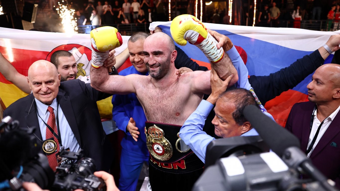 Руският боксьор Мурад Гасиев постигна убедителна победа над Кубрат Пулев