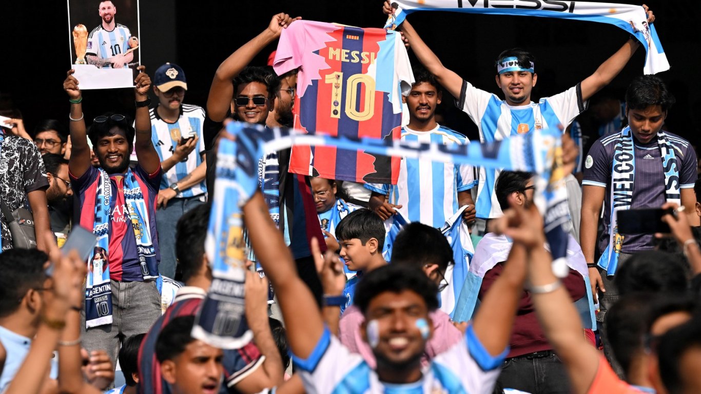 Меси пристигна в Индия: Истерия и хиляди фенове в Колката