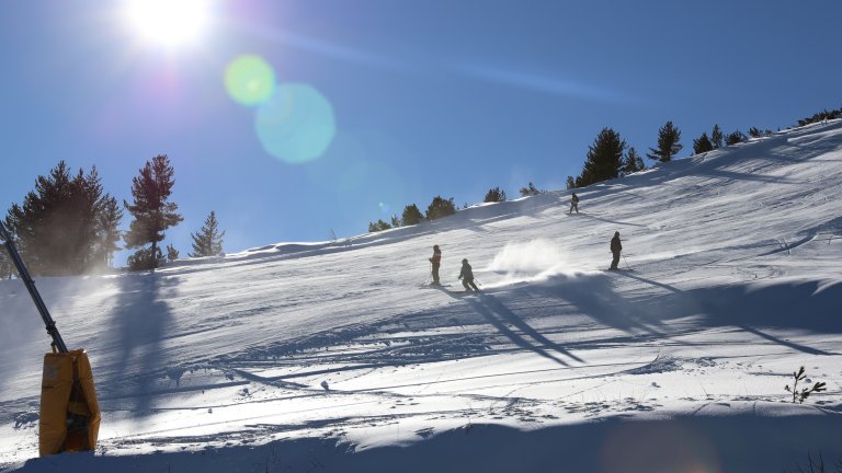 Седмица не могат да открият кой блъсна с моторна шейна дете на писта в Банско