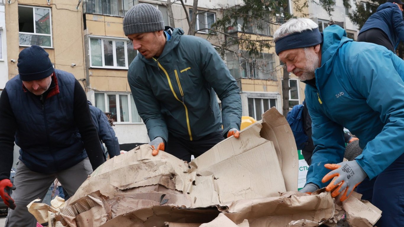 Васил Терзиев и доброволци чистиха боклука на "Люлин" (снимки)