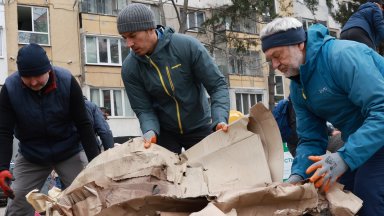 Васил Терзиев и доброволци чистиха боклука на "Люлин" (снимки)