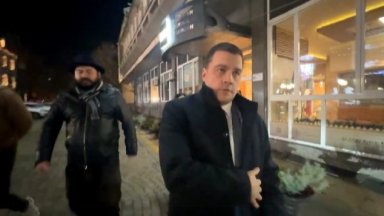 Протестиращи причакаха гостите на "Панорама", мятаха яйца по Станислав Балабанов (видео)