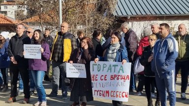 "Гората не се връща": Протест в Смолян срещу фотоволтаична централа на общинска земя