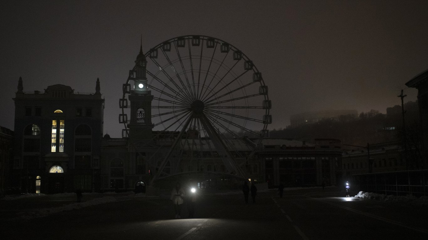 Масирана руска атака остави над 1 милион домакинства в Украйна без ток