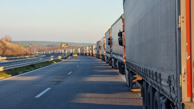 50 км стигна опашката на "Капитан Андреево" на влизане в България, вижте огромните колони