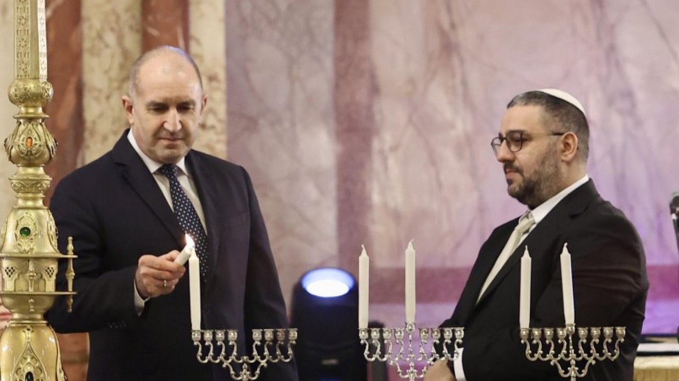 Румен Радев запали първата свещ на Ханука в Централната софийска синагога (снимки)