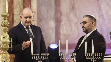 Румен Радев запали първата свещ на Ханука в Централната софийска синагога (снимки)