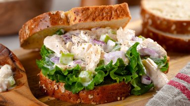 За закуска: Сандвичи със салата от пилешко месо