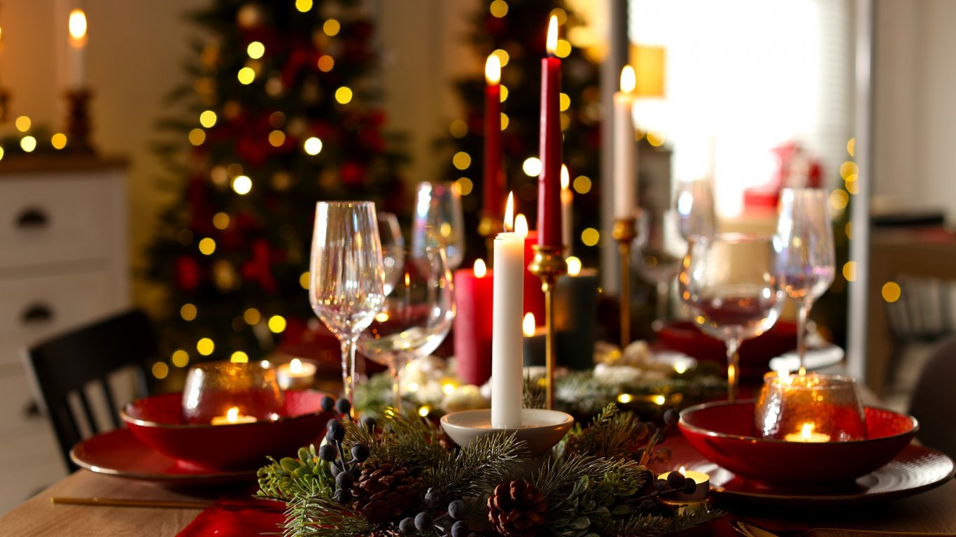 Тренд: Да украсим коледната трапеза през 2025 г. по последна мода