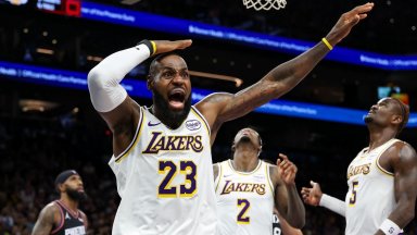 Скандален край: ЛеБрон и съдийски реверанси измъкнаха Лейкърс във Финикс