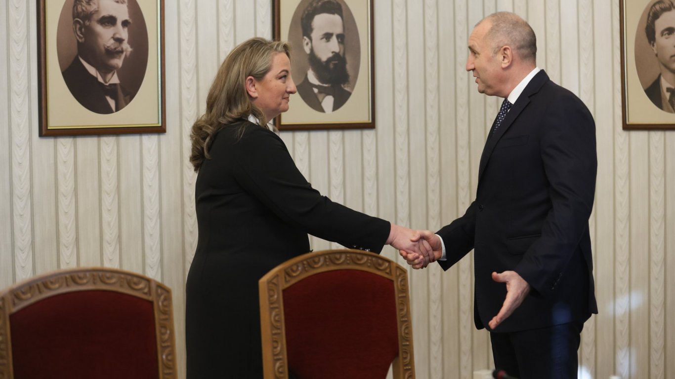 Радев стартира консултациите с остър диалог с ГЕРБ-СДС