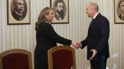 ГЕРБ изпрати само Деница Сачева на консултациите при Радев. Той: Крият се зад жени