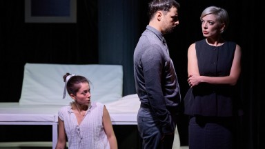 "Нещо като Аляска" - осмисляне на будната кома, в която се намират театърът, изкуството и обществото ни