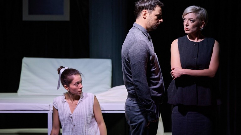 "Нещо като Аляска" - осмисляне на будната кома, в която се намират театърът, изкуството и обществото ни