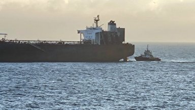 Три влекача започнаха издърпването на танкера "Кайрос" от Ахтопол до Бургас (снимки)