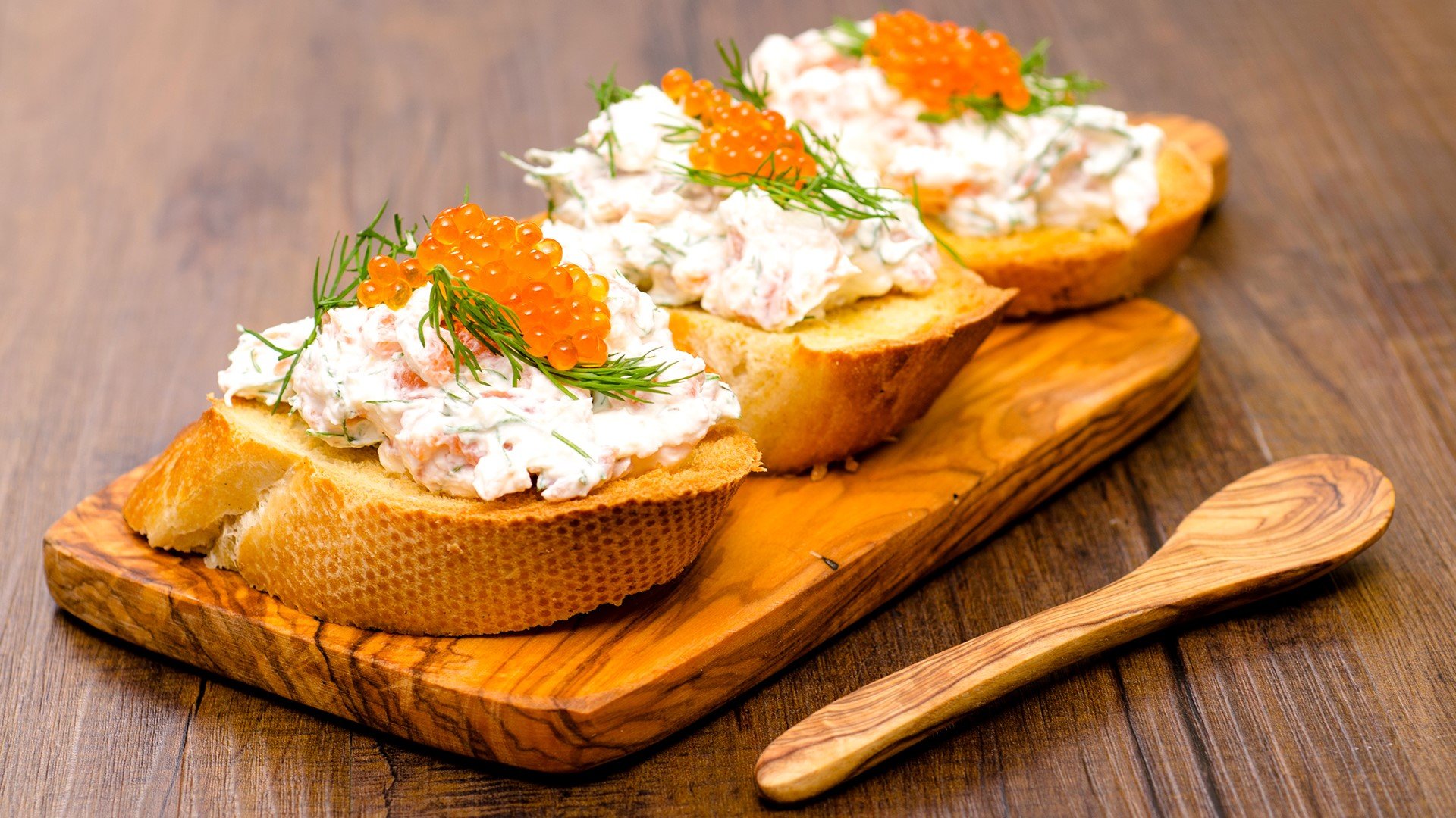 Тост "Скаген": Препечени филийки със салата от скариди