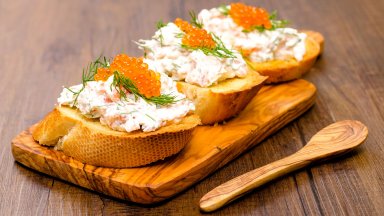 Тост "Скаген": Препечени филийки със салата от скариди