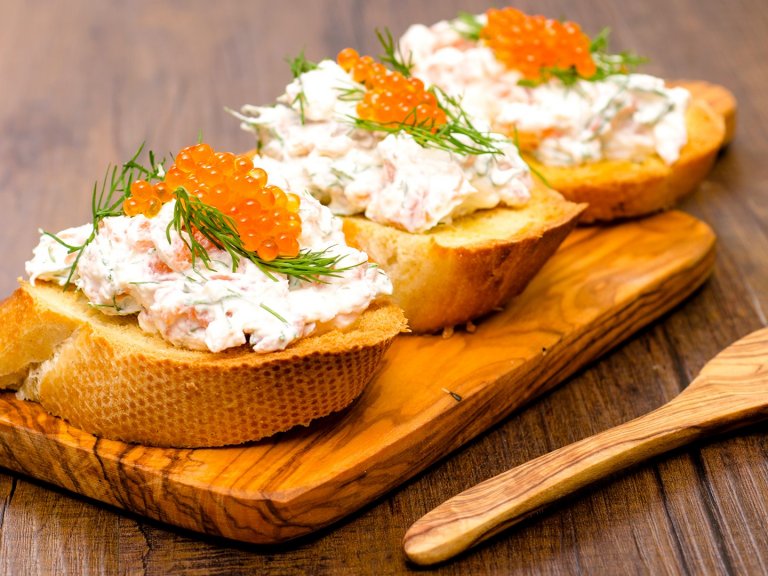 Тост "Скаген": Препечени филийки със салата от скариди