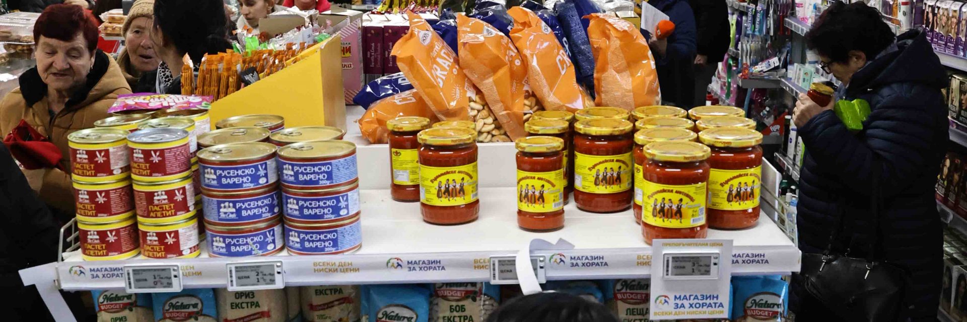 Вижте цените на първия щанд на държавния "Магазин за хората" (снимки)