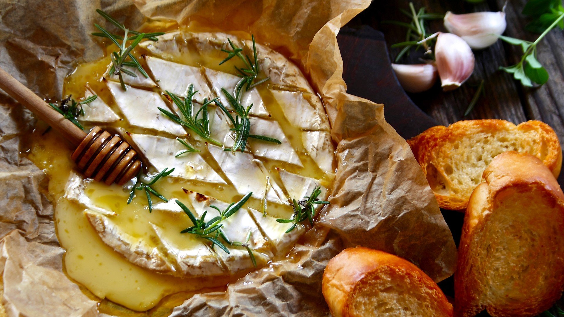 Запечен камембер с чесън и розмарин