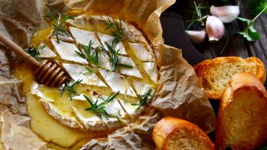 Запечен камембер с чесън и розмарин