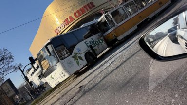 Автобус засече и се блъсна в трамвай пред мола на столичния бул. "Ситняково" (снимки)