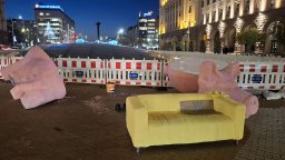 Счупиха прасето-касичка в Триъгълника на властта (снимки)