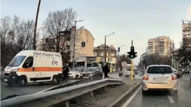 Шофьор блъсна 15-годишно момиче пред столично училище