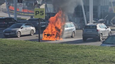 Кола избухна в пламъци на паркинга на Летище София (снимки)
